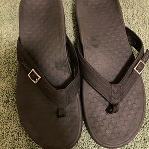 Black Vionic black flip flops